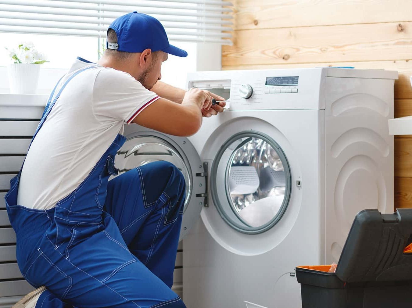 Técnico reparando electrodoméstico Balay en Antequera